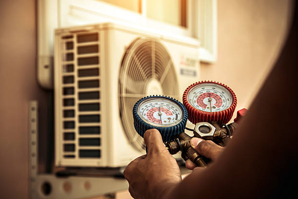 Professional Hvac technician working in Hubbard, TX
